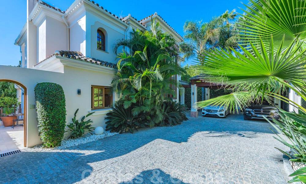 Villa de lujo a la venta en una exclusiva zona residencial en la playa de la Milla de Oro en Marbella 35048