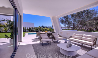 Villa de diseño moderno en venta a pocos pasos de la playa y los clubes de playa y a poca distancia del paseo marítimo y del centro de San Pedro, Marbella 38009 