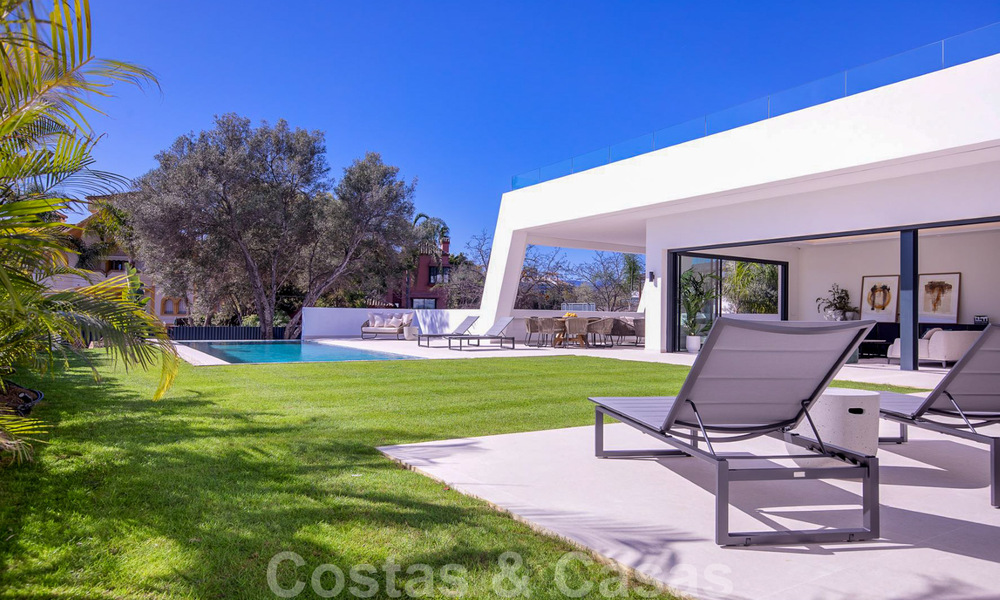 Villa de diseño moderno en venta a pocos pasos de la playa y los clubes de playa y a poca distancia del paseo marítimo y del centro de San Pedro, Marbella 38039