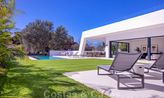 Villa de diseño moderno en venta a pocos pasos de la playa y los clubes de playa y a poca distancia del paseo marítimo y del centro de San Pedro, Marbella 38039 