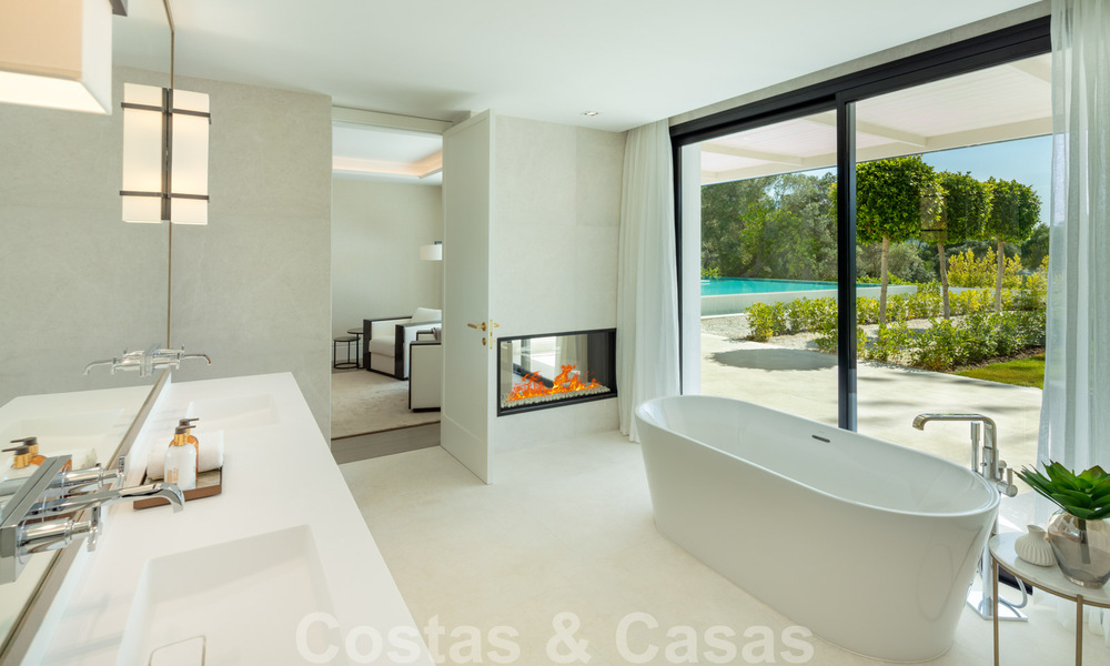 Villa exclusiva en venta, primera línea de golf de Aloha en una zona residencial cerrada en Nueva Andalucía - Marbella 35333
