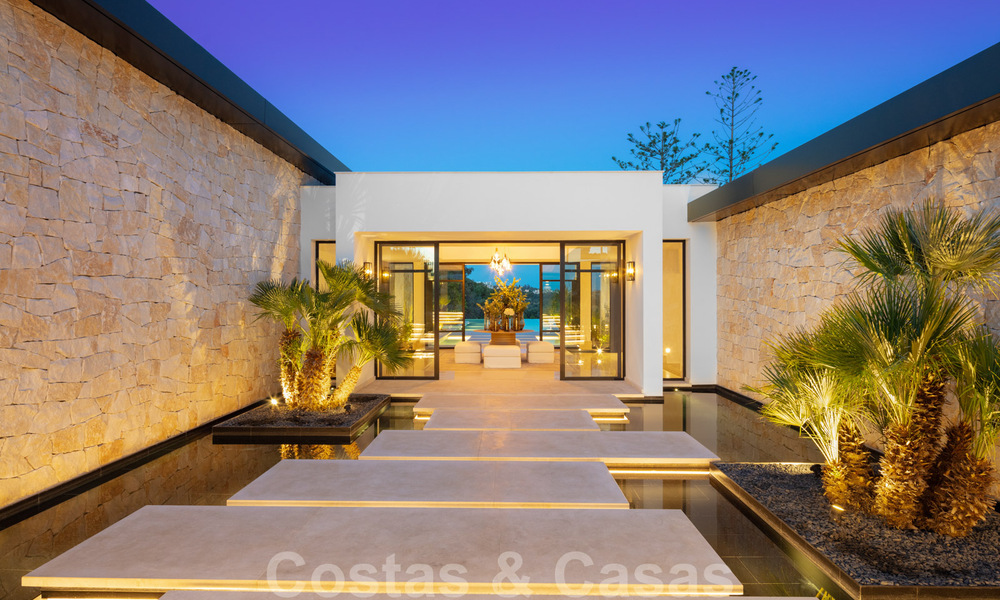 Villa exclusiva en venta, primera línea de golf de Aloha en una zona residencial cerrada en Nueva Andalucía - Marbella 35357