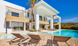 Lista para entrar a vivir, villa moderna y contemporánea en venta con golf y vistas al mar en un resort de golf de cinco estrellas en Marbella - Benahavis 35362 