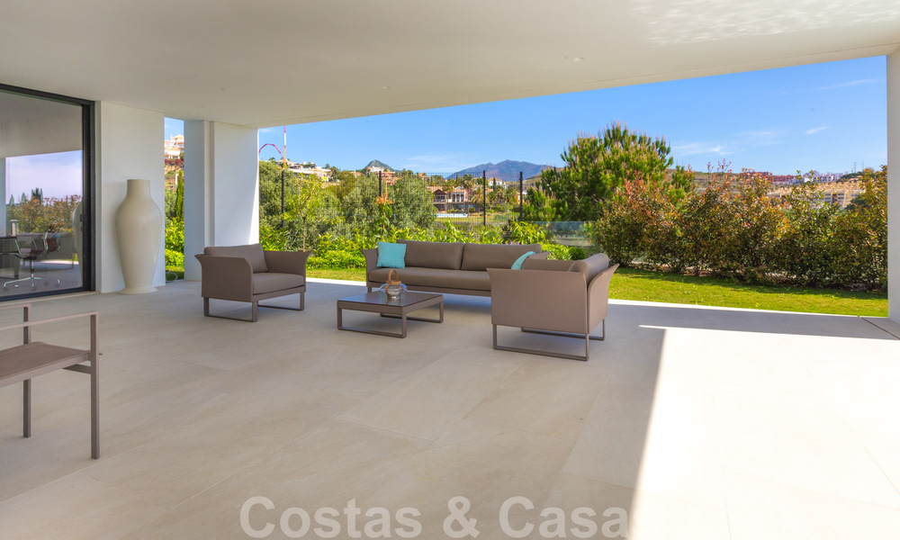 Lista para entrar a vivir, villa moderna y contemporánea en venta con golf y vistas al mar en un resort de golf de cinco estrellas en Marbella - Benahavis 35370