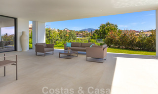 Lista para entrar a vivir, villa moderna y contemporánea en venta con golf y vistas al mar en un resort de golf de cinco estrellas en Marbella - Benahavis 35370 