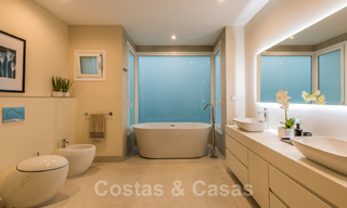 Exclusivo apartamento en venta con vistas al mar en un complejo en primera línea de playa en la Nueva Milla de Oro, Marbella - Estepona 35545 