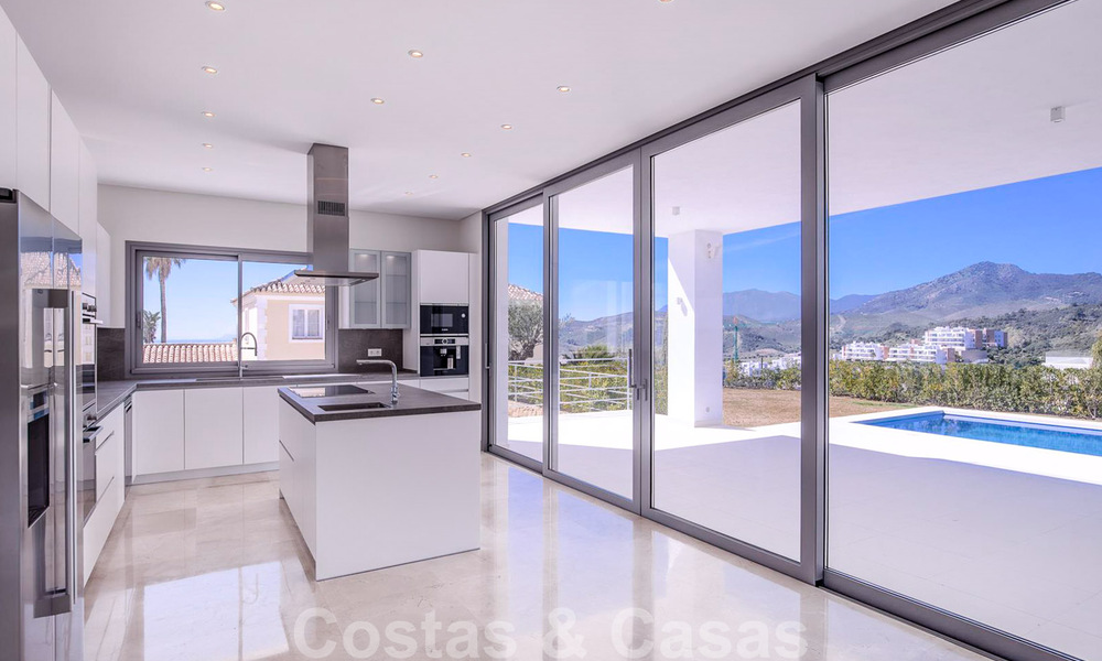 Lista para entrar a vivir, nueva y moderna villa de lujo en venta en Marbella - Benahavis en una zona residencial cerrada y segura 35657