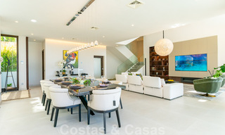 Lista para entrar a vivir, nueva villa moderna en venta con vistas al mar desde todos los niveles en un resort de golf de cinco estrellas en Marbella - Benahavis 35729 