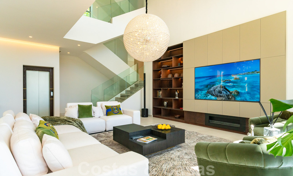 Lista para entrar a vivir, nueva villa moderna en venta con vistas al mar desde todos los niveles en un resort de golf de cinco estrellas en Marbella - Benahavis 35730