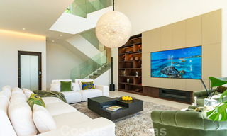Lista para entrar a vivir, nueva villa moderna en venta con vistas al mar desde todos los niveles en un resort de golf de cinco estrellas en Marbella - Benahavis 35730 