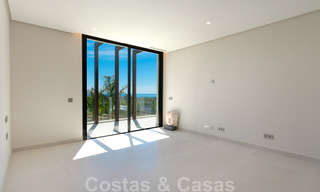 Lista para entrar a vivir, nueva villa moderna en venta con vistas al mar desde todos los niveles en un resort de golf de cinco estrellas en Marbella - Benahavis 35736 
