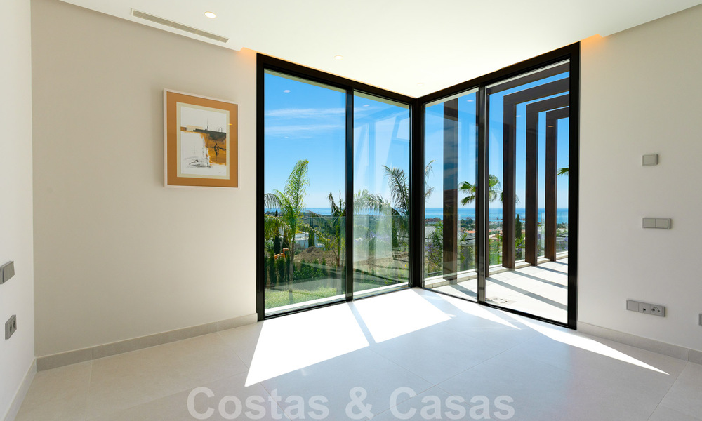 Lista para entrar a vivir, nueva villa moderna en venta con vistas al mar desde todos los niveles en un resort de golf de cinco estrellas en Marbella - Benahavis 35738