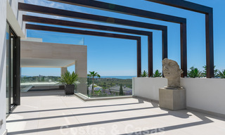 Lista para entrar a vivir, nueva villa moderna en venta con vistas al mar desde todos los niveles en un resort de golf de cinco estrellas en Marbella - Benahavis 35749 