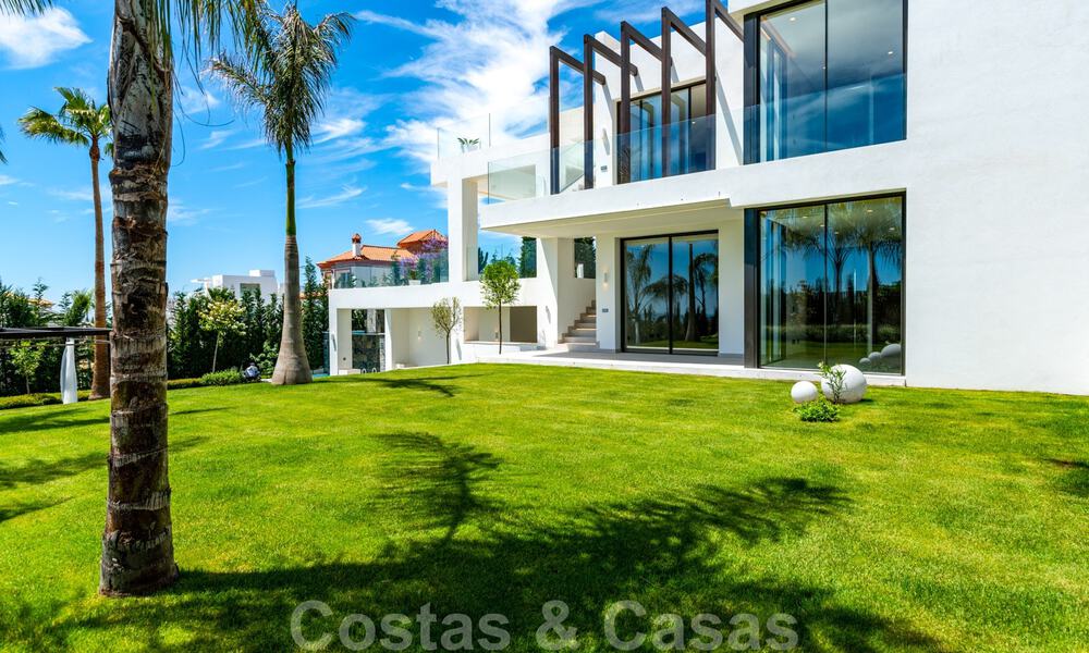 Lista para entrar a vivir, nueva villa moderna en venta con vistas al mar desde todos los niveles en un resort de golf de cinco estrellas en Marbella - Benahavis 35763