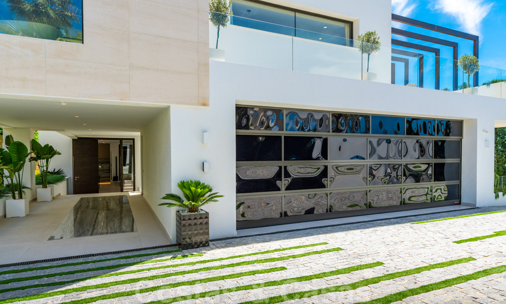 Lista para entrar a vivir, nueva villa moderna en venta con vistas al mar desde todos los niveles en un resort de golf de cinco estrellas en Marbella - Benahavis 35767