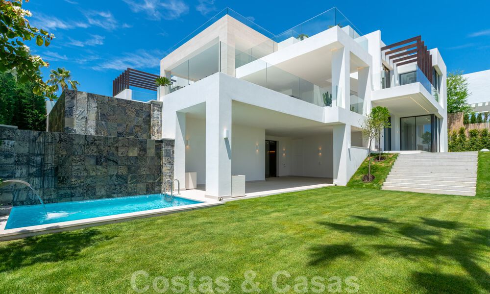 Lista para entrar a vivir, nueva villa moderna en venta con vistas al mar desde todos los niveles en un resort de golf de cinco estrellas en Marbella - Benahavis 35771