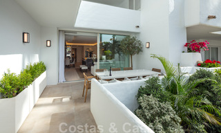 Apartamento lujosamente renovado de 4 dormitorios en venta en Puente Romano - Milla de Oro, Marbella 35939 
