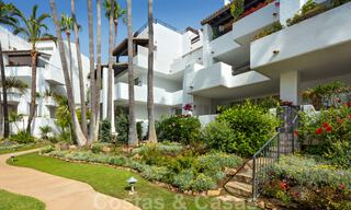 Apartamento lujosamente renovado de 4 dormitorios en venta en Puente Romano - Milla de Oro, Marbella 35942 