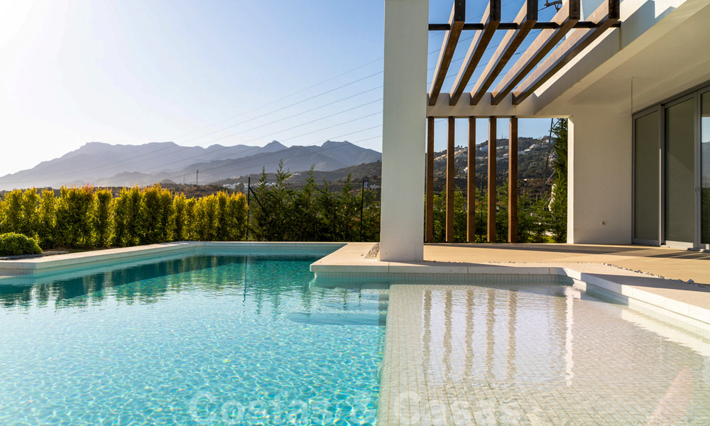 Listo para entrar a vivir, villa moderna con impresionantes vistas en venta en Marbella Este 36042