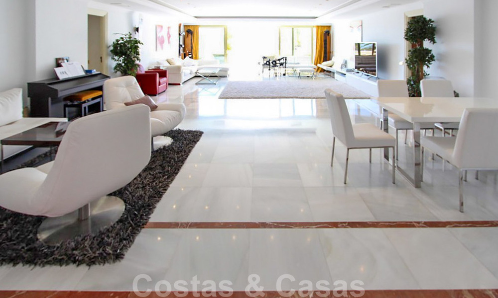 Apartamento en venta con vistas abiertas al mar en el icónico complejo en primera línea de playa Gray D'Albion en Puerto Banús, Marbella 36232