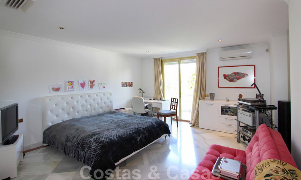 Apartamento en venta con vistas abiertas al mar en el icónico complejo en primera línea de playa Gray D'Albion en Puerto Banús, Marbella 36240