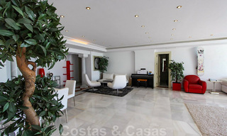 Apartamento en venta con vistas abiertas al mar en el icónico complejo en primera línea de playa Gray D'Albion en Puerto Banús, Marbella 36248 