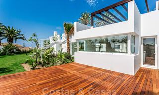 Moderna villa junto a la playa en venta en el este de Marbella con vistas al mar, a tiro de piedra de hermosas y acogedoras playas 36458 