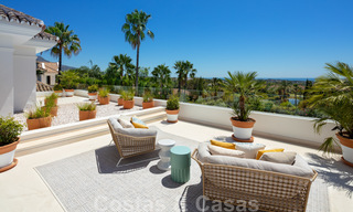 Villa de lujo muy espaciosa en venta bajo un estilo mediterráneo con un interior de diseño contemporáneo en el Valle del Golf de Nueva Andalucía, Marbella 36534 