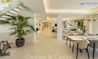 Villa de lujo muy espaciosa en venta bajo un estilo mediterráneo con un interior de diseño contemporáneo en el Valle del Golf de Nueva Andalucía, Marbella 36540 