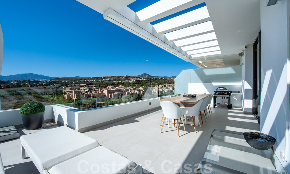Listo para entrar a vivir, espacioso ático moderno de diseño en venta en un complejo de lujo en Marbella - Estepona 36986
