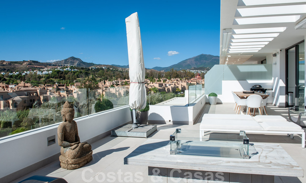 Listo para entrar a vivir, espacioso ático moderno de diseño en venta en un complejo de lujo en Marbella - Estepona 36989