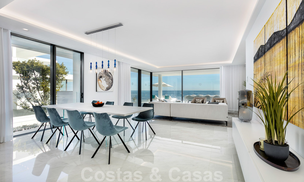 Elegante y moderno apartamento de lujo en primera línea de playa en venta en Emare, en la Nueva Milla de Oro, entre Marbella y Estepona 36951