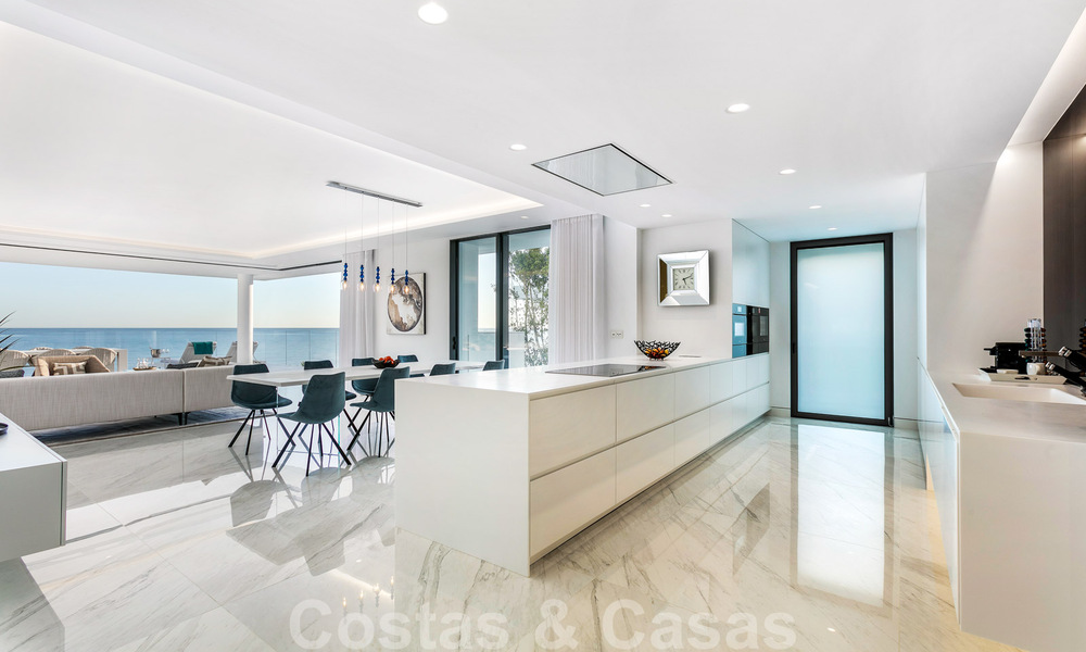 Elegante y moderno apartamento de lujo en primera línea de playa en venta en Emare, en la Nueva Milla de Oro, entre Marbella y Estepona 36956
