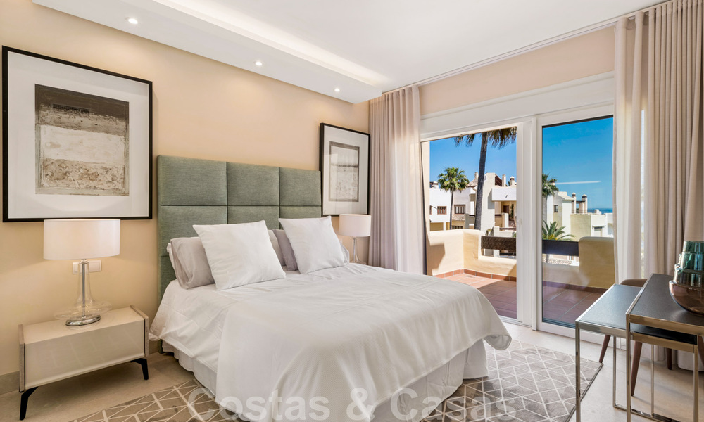 Ático contemporáneo y renovado en primera línea de playa en venta con 4 dormitorios e impresionantes vistas al mar en la Nueva Milla de Oro entre Marbella y Estepona 36910