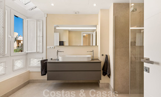 Ático contemporáneo y renovado en primera línea de playa en venta con 4 dormitorios e impresionantes vistas al mar en la Nueva Milla de Oro entre Marbella y Estepona 36912 