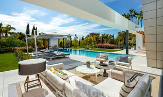 Lista para entrar a vivir, nueva villa de diseño moderno en venta en una urbanización muy solicitada junto a la playa, justo al este del centro de Marbella 37568 
