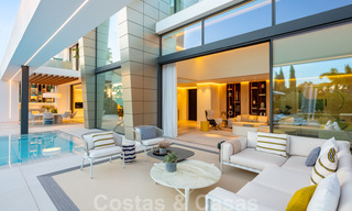 Lista para entrar a vivir, nueva villa de diseño moderno en venta en una urbanización muy solicitada junto a la playa, justo al este del centro de Marbella 37587 