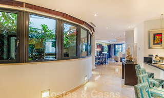 Apartamento de lujo en primera línea de playa en venta con vistas al mar en Puerto Banús, Marbella 37717 