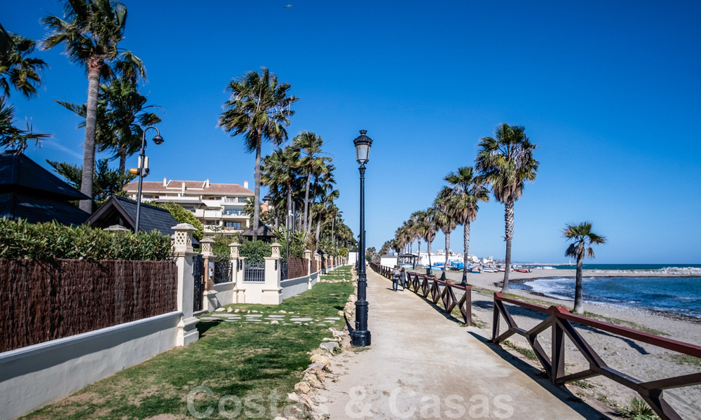 Apartamento de lujo en primera línea de playa en venta con vistas al mar en Puerto Banús, Marbella 37735