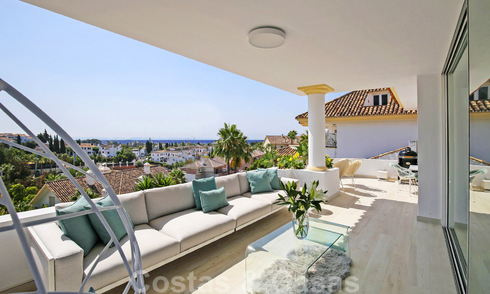 Lujoso ático en venta con vistas al mar en un complejo exclusivo en la famosa Milla de Oro, Marbella 38398