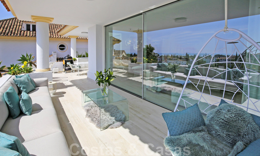 Lujoso ático en venta con vistas al mar en un complejo exclusivo en la famosa Milla de Oro, Marbella 38399