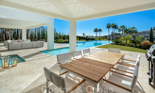 Se vende fenomenal y contemporánea villa de lujo en el centro del Valle del Golf de Nueva Andalucía en Marbella 37908 