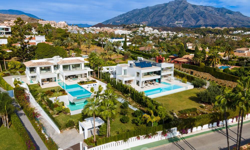 Se vende fenomenal y contemporánea villa de lujo en el centro del Valle del Golf de Nueva Andalucía en Marbella 37924