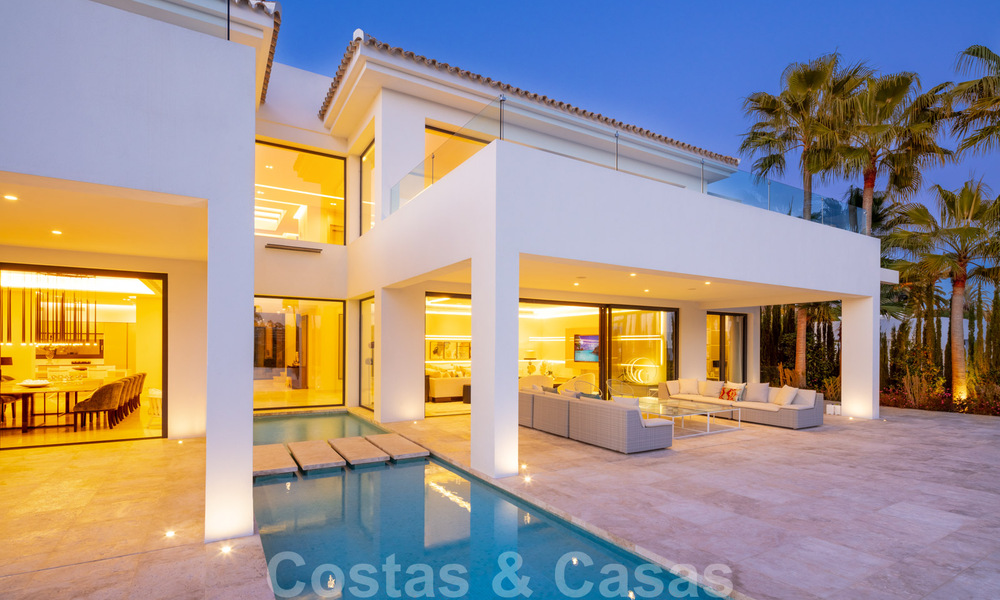 Se vende fenomenal y contemporánea villa de lujo en el centro del Valle del Golf de Nueva Andalucía en Marbella 37939