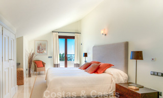 Se vende elegante ático del estilo mediterráneo en frente de la playa con vistas al mar en Los Monteros, Marbella 38108 