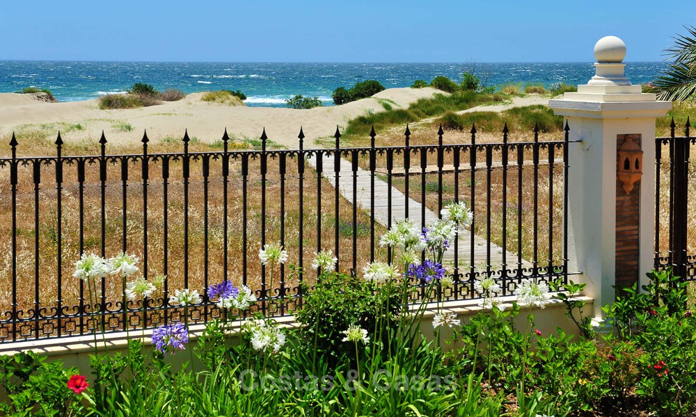 Se vende elegante ático del estilo mediterráneo en frente de la playa con vistas al mar en Los Monteros, Marbella 38112