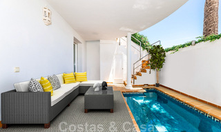 Preciosa y auténtica casa en segunda línea de playa en venta con impresionantes vistas al mar en una urbanización privada en la Milla de Oro, Marbella 38595 