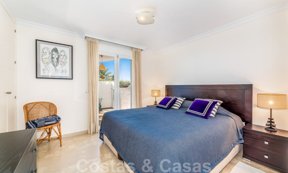 Preciosa y auténtica casa en segunda línea de playa en venta con impresionantes vistas al mar en una urbanización privada en la Milla de Oro, Marbella 38597