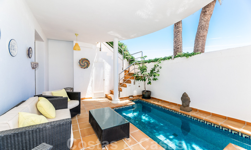 Preciosa y auténtica casa en segunda línea de playa en venta con impresionantes vistas al mar en una urbanización privada en la Milla de Oro, Marbella 38602