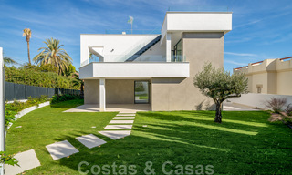 Se vende villa moderna, nueva, lista para entrar a vivir en la Nueva Milla de Oro, entre Marbella y Estepona, a un paso de la playa 38901 